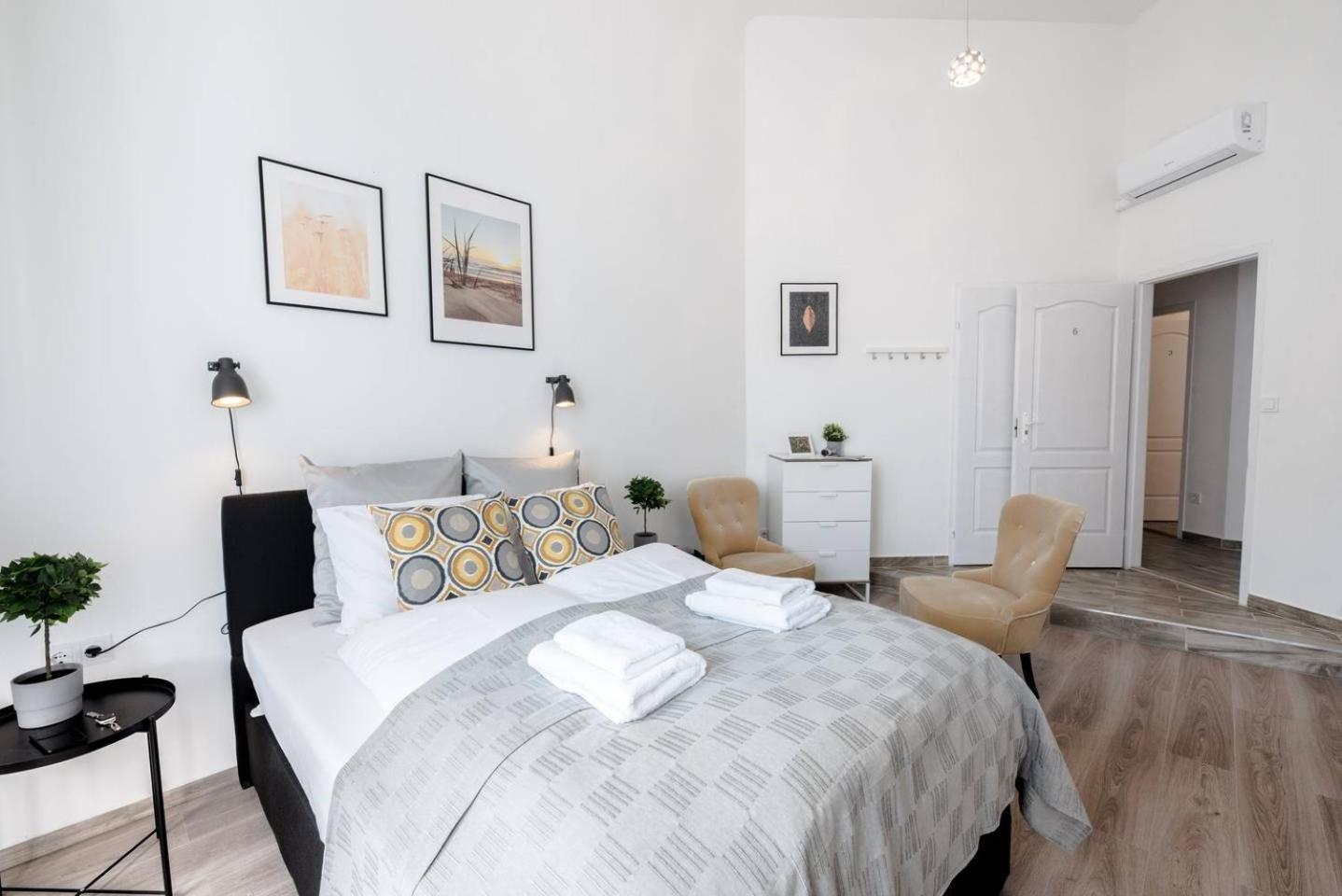 New A C Studio With View Of The Synagogue Budapest Esterno foto