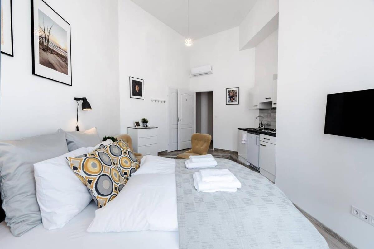 New A C Studio With View Of The Synagogue Budapest Esterno foto